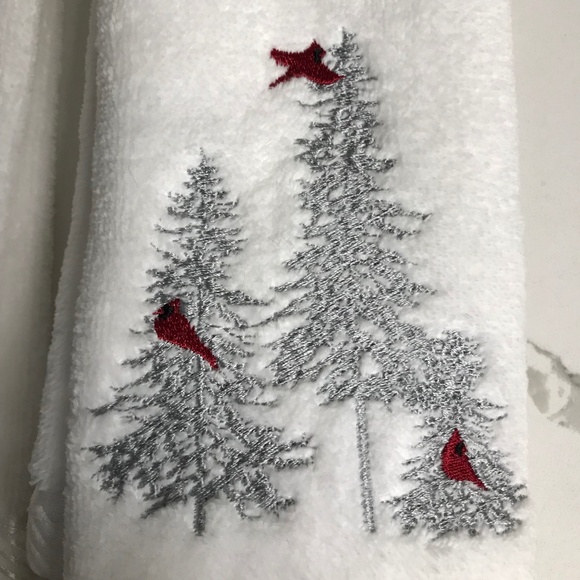Set of 4 Winter Festive Hand Towels 2 pair Wreaths and Cardinals 18 x 11” NWOT - Picture 6 of 7